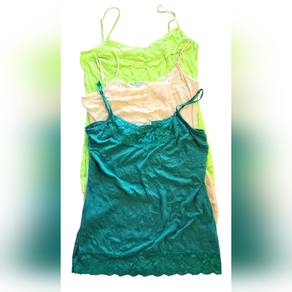 Maurices Lace Crinkled Tank Tops w Spaghetti Straps Size M EUC Lot Of 3